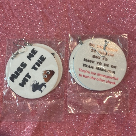 Empowering and beautifully crafted earrings - Picture 4 of 4